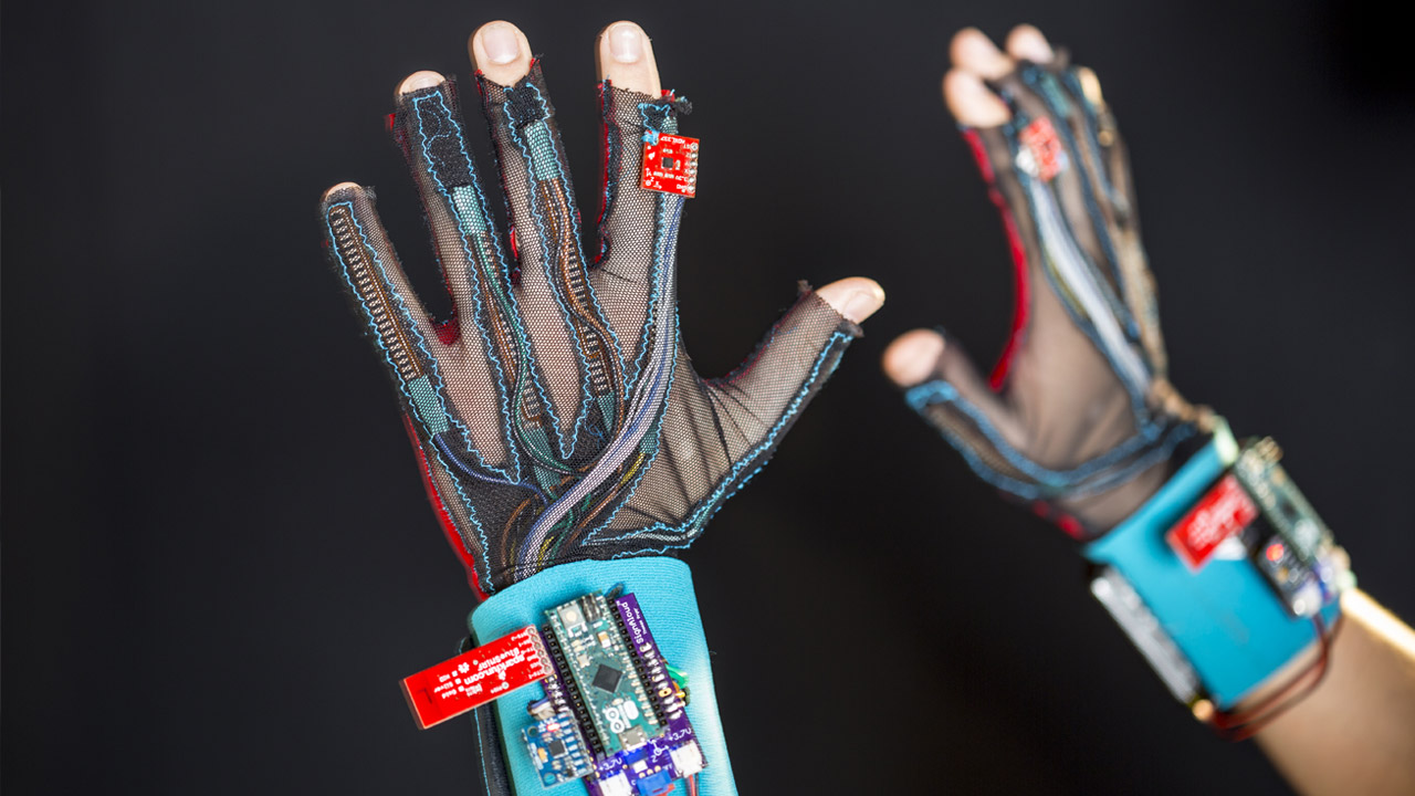 These Students Built A Glove That Translates Sign Language Into English ...